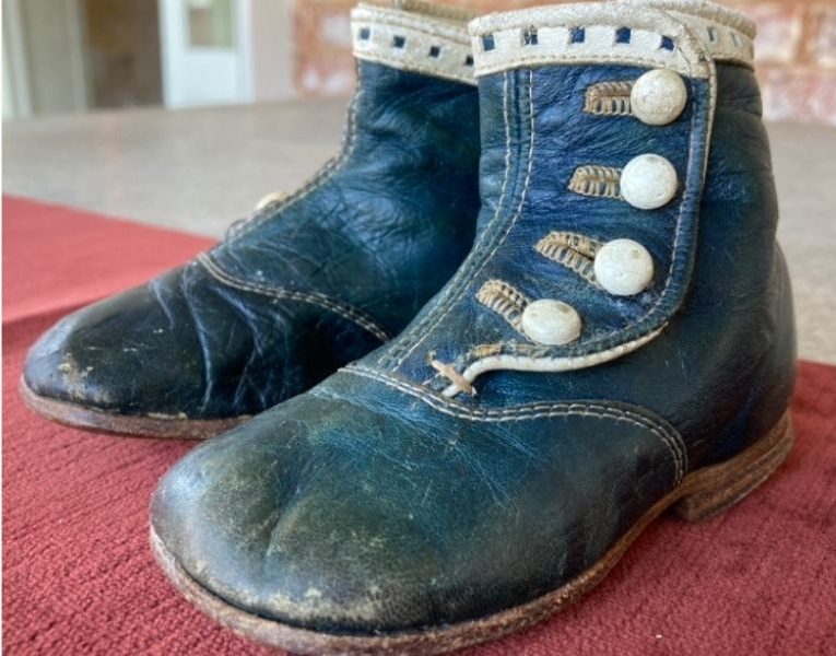 Small black leather boots given to Doré Körner as a child.